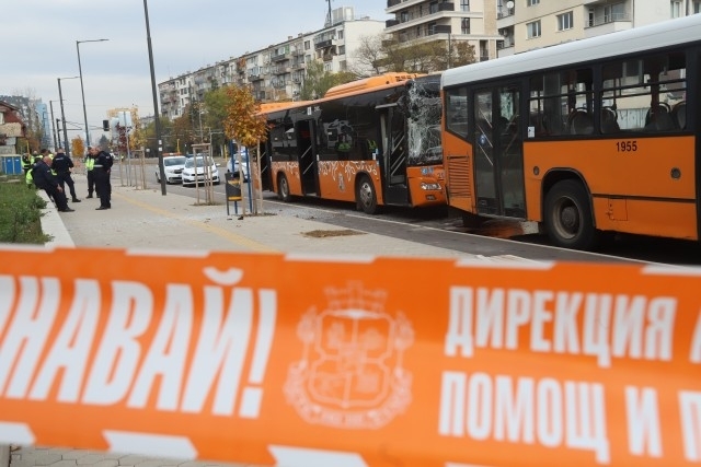 Два автобуса на градския транспорт катастрофираха в София. Инцидентът е