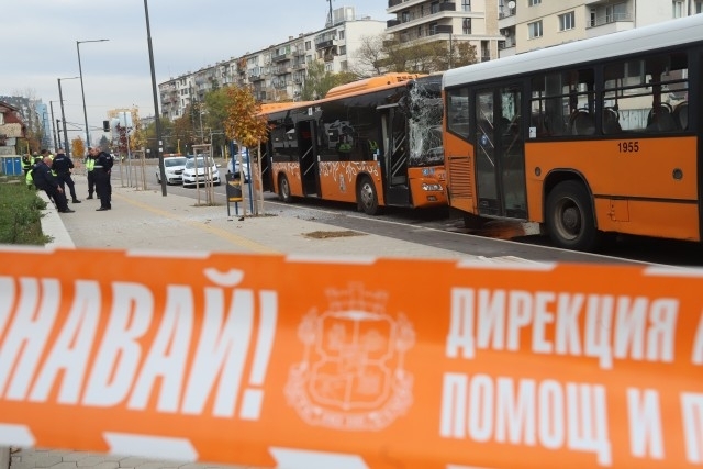 Два автобуса катастрофираха в София, има пострадали деца /снимки/