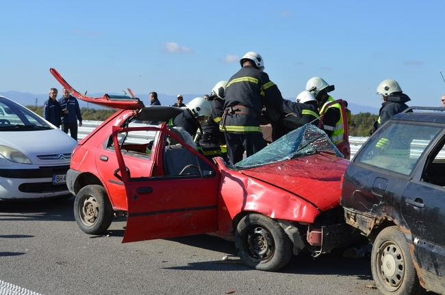 Съвместно практическо занятие за реагиране при катастрофа на магистрала се