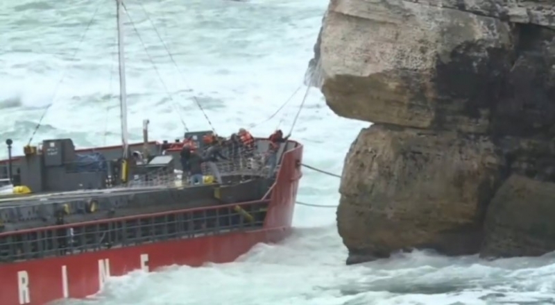Започна евакуацията на част от екипажа на кораба Вера су
