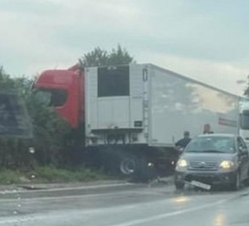 Катастрофирал ТИР затвори международния път Е-79 между Мездра и Ботевград,