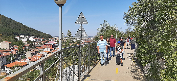 Велопешеходен преход от алеята в парк Хижата до комплекс Чайка