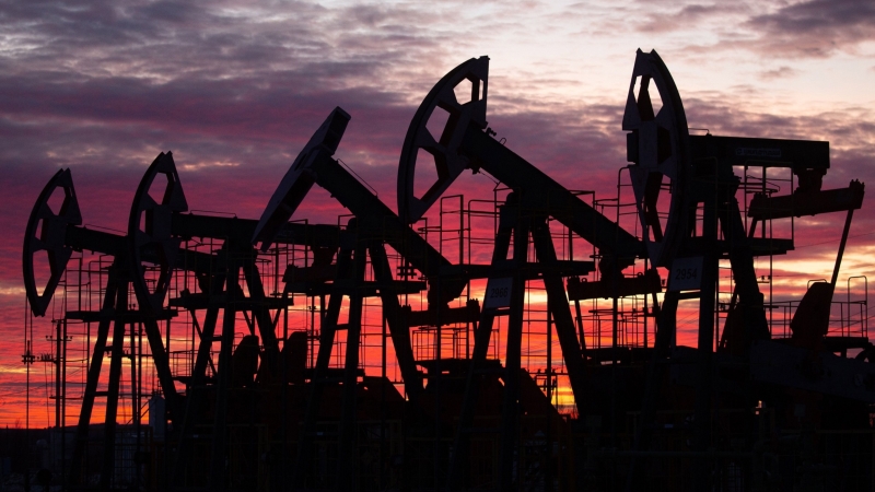 Цените на петрола спаднаха с повече от долар в азиатската