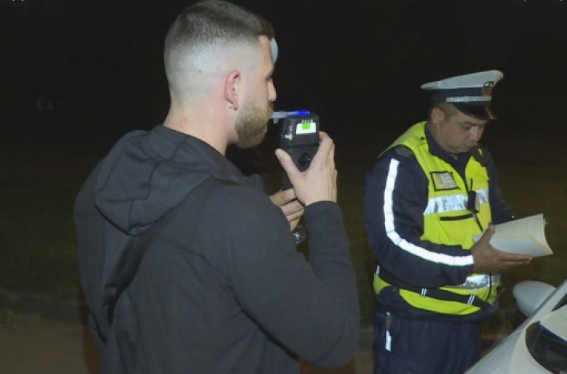 Униформени служители са хванали пиян шофьор зад волана в село