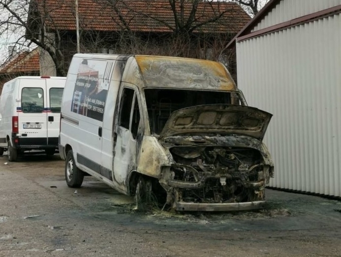 Бус пламна в движение и се заби в гараж в