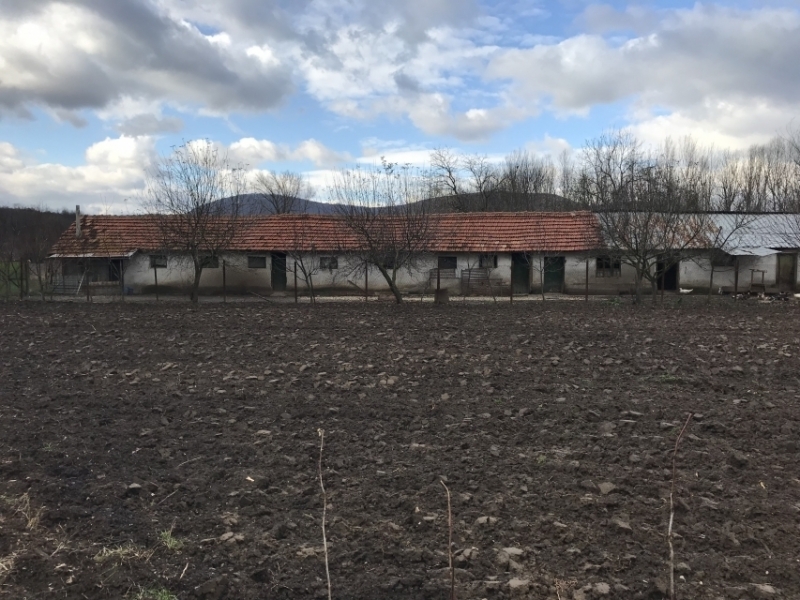 Частен съдебен изпълнител сложи на тезгяха голям производствен имот с