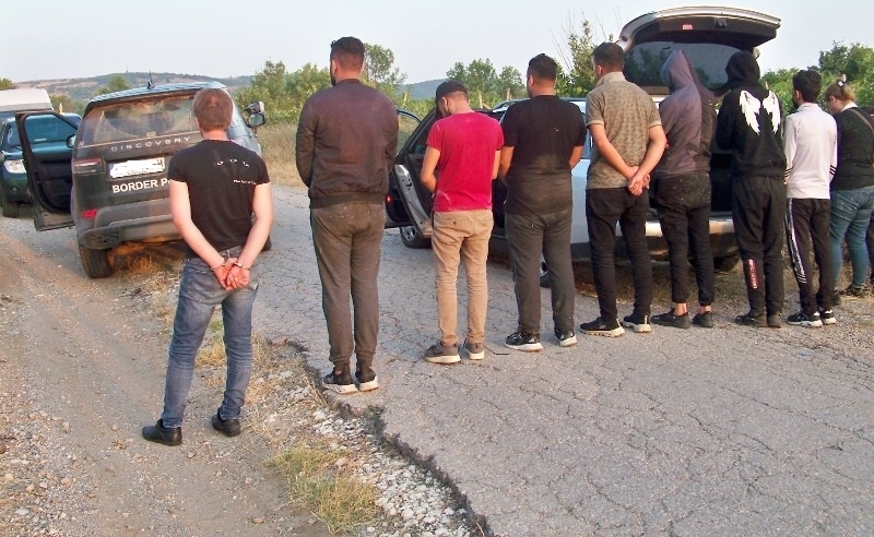 Лек автомобил с български водач превозващ 10 незаконно пребиваващи чужди