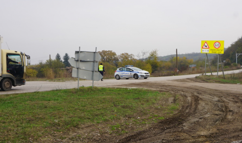 Временно е ограничено движението по пътя Добри дол Тополовец