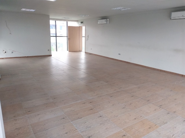 Частен съдебен изпълнител обяви на търг голям търговски имот в