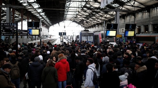 Сериозни нарушения в движението на железопътния транспорт и метрото се