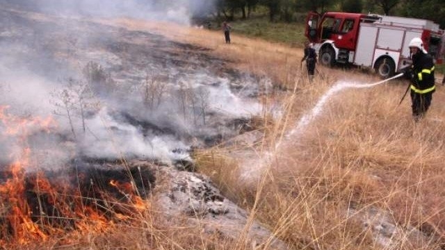 Голям пожар вдигна на крак огнеборци от Монтанско съобщиха от