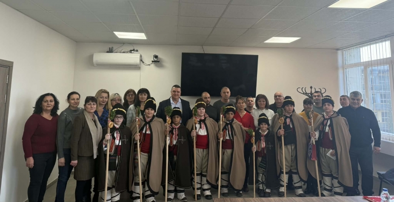 Днес коледари гостуваха в Община Оряхово внасяйки истински коледен дух