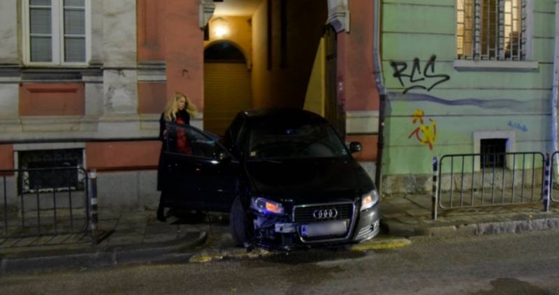 Зрелищна катастрофа с участието на лъскав автомобил събра очите на