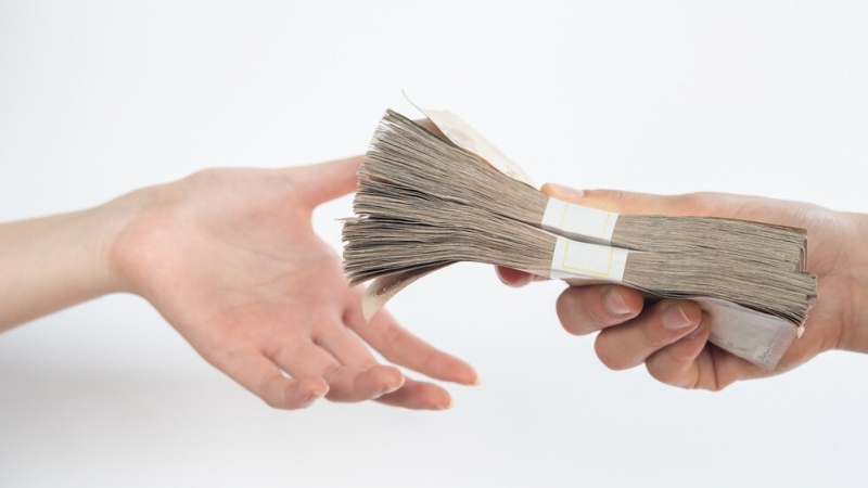 Задържаха 59 годишна жена служител в държавно учреждение в момент на