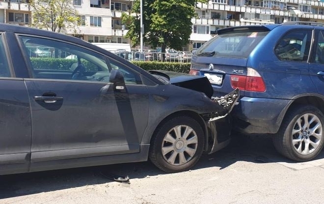 Два автомобила се удариха във Враца съобщиха от полицията Пътнотранспортното произшествие