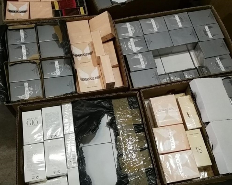 Митнически служители задържаха 351 парфюма в кашони от банани при
