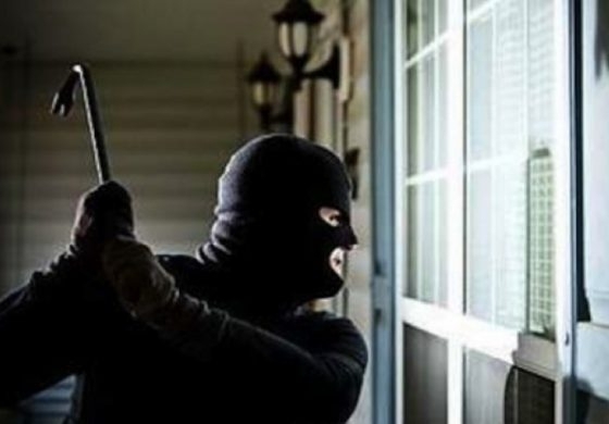 Млад мъж влязъл неканен и откраднал компютър е заловен от