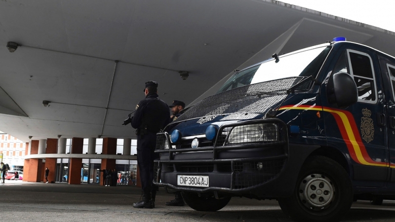 Жена пренасяща колан с катарама приличаща на граната във влака