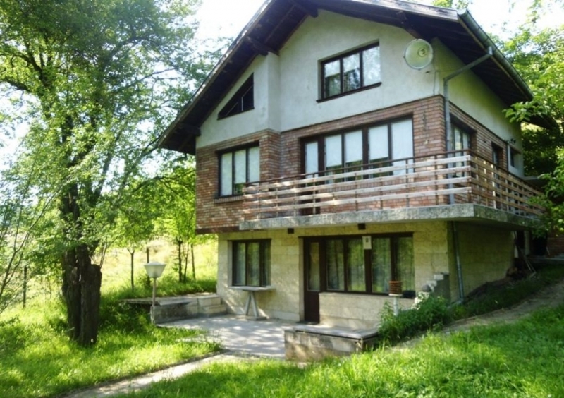 Разпродават китна вила във врачанските лозя