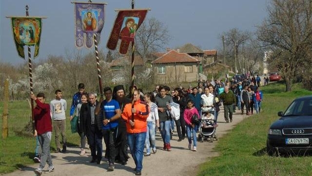 Обичаят По кръсти се прави в Ново село на втория ден от Великден В