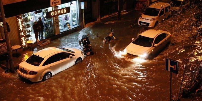 Поройни дъждове причиниха големи наводнения в западния турски окръг Измир