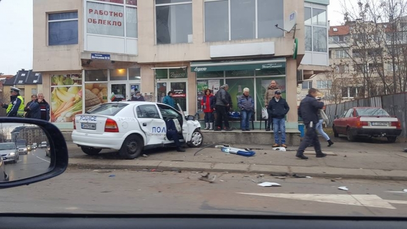 Катастрофа с патрулка в столицата, има пострадали полицаи /снимки/
