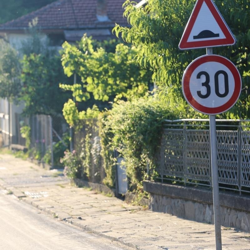 Община Враца обяви обществена поръчка за доставка на пътни знаци