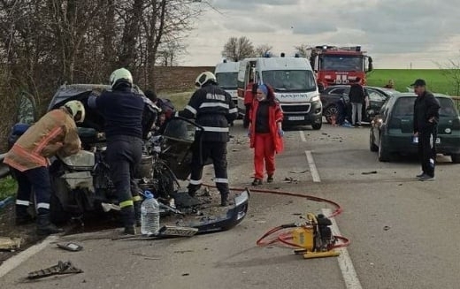 Един загинал и много ранени при адска катастрофа край Шумен, 3 деца са в болница /снимка/
