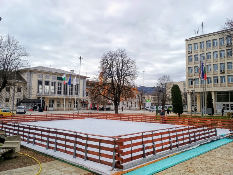 В петък официално ще бъде открита ледената пързалка в Мездра /снимки/