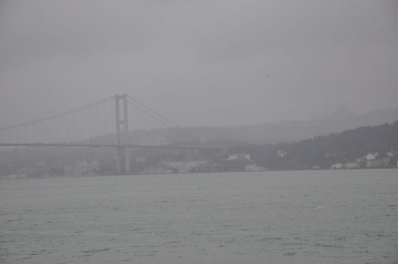 Гъста мъгла блокира Босфора Той затворен за движение в двете