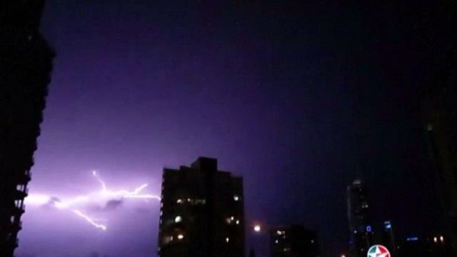 Зрелищна гръмотевична буря се разрази снощи над австралийския щат Куинсланд