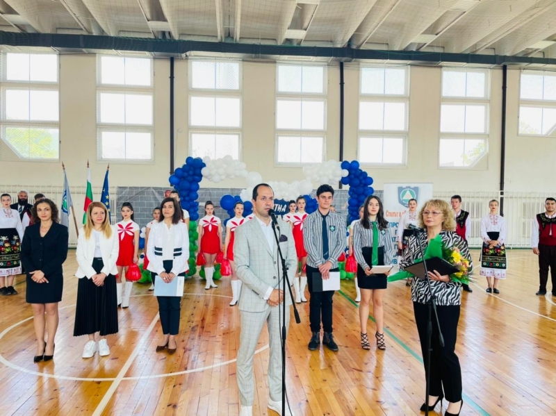 На тържествена церемония Профилираната природоматематическа гимназия Акад Иван Ценов във