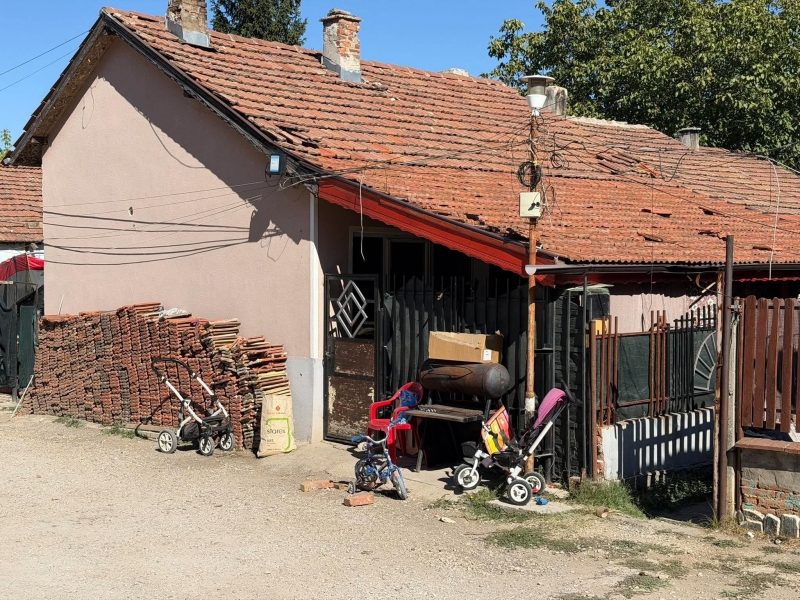 Живеем в смрад и под звуците на кючеци: Врачани вдигнаха ръце от нагли роми, настанени в общинско жилище, Нина Дакева ги пази /снимки/