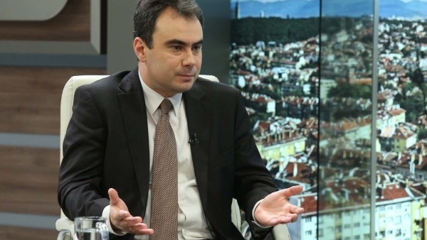 Непрекъснато показват международни срещи на които чужди лидери потупват по