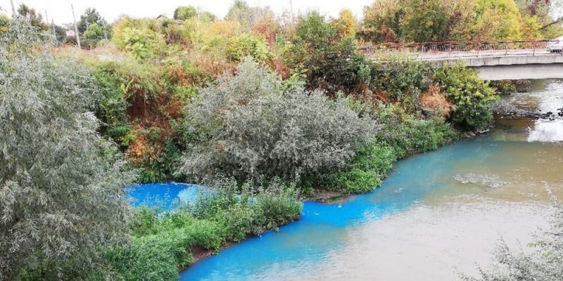Водите на река Русенски Лом се оцветиха в електриково синьо съобщи NOVA Все