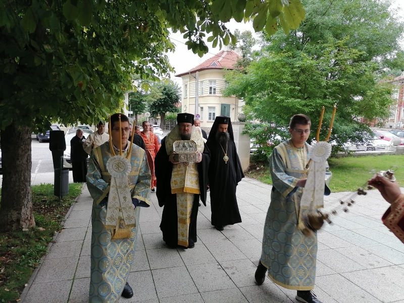 С тържествен камбанен звън от митрополитския храм Св Николай Мирликийски