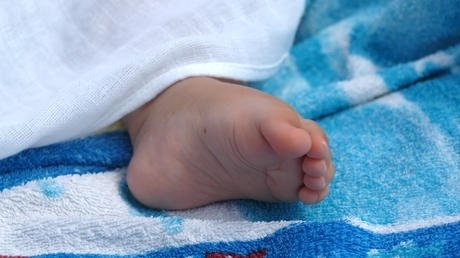 Спасиха новородено момиченце оваляно в прах и листа на улица