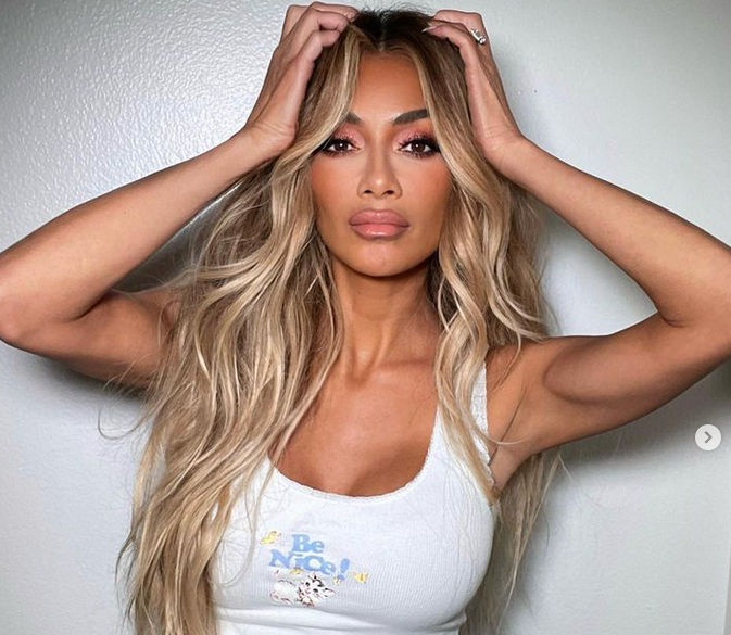 Никол Шерцингер често показва добре оформеното си тяло и сега