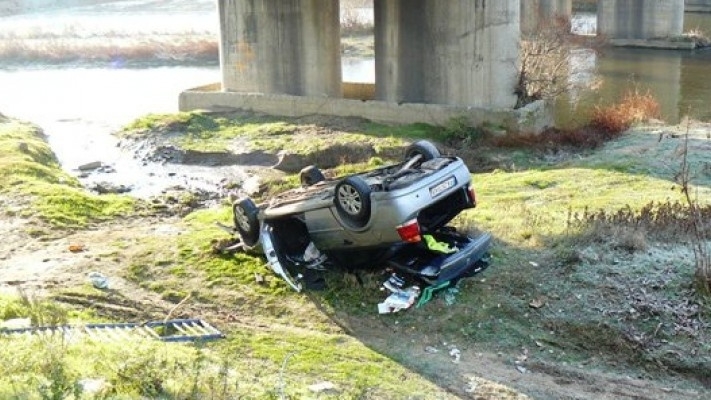Автомобил падна от мост на АМ "Тракия" на 90 км