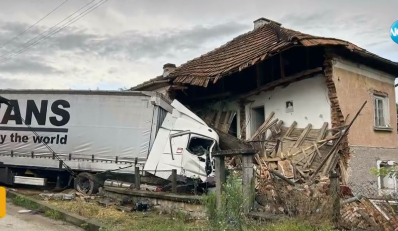 Шофьор заби камион в къща в Криводол и избяга съобщиха