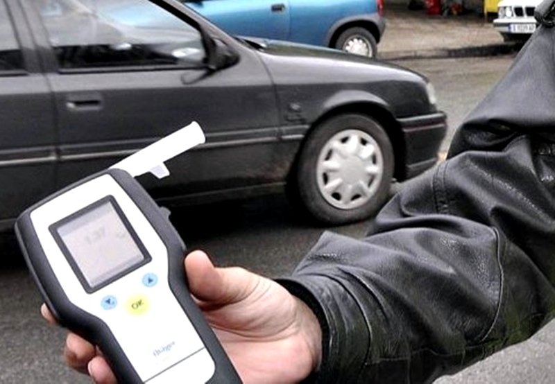 Служители на реда са хванали пиян шофьор да управлява колата