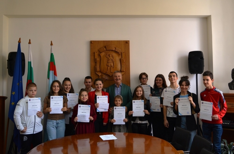 Кметът на Монтана Златко Живков  връчи стипендии на 13 деца