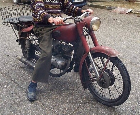 Полицията е спряла дядо с нередовен мотопед във Врачанско съобщиха