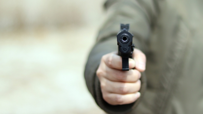 Полицията задържа 78-годишен мъж, прострелял сина си