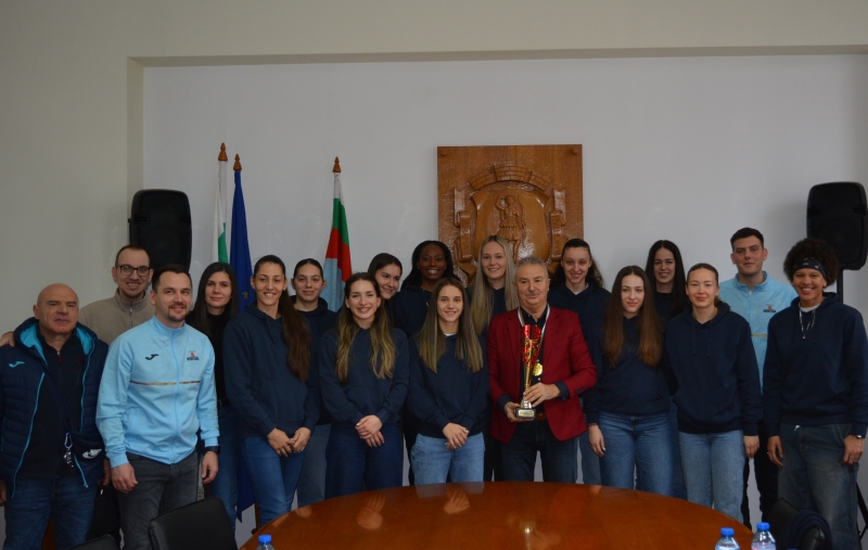 Кметът на Монтана Златко Живков посрещна баскетболният отбор жени в