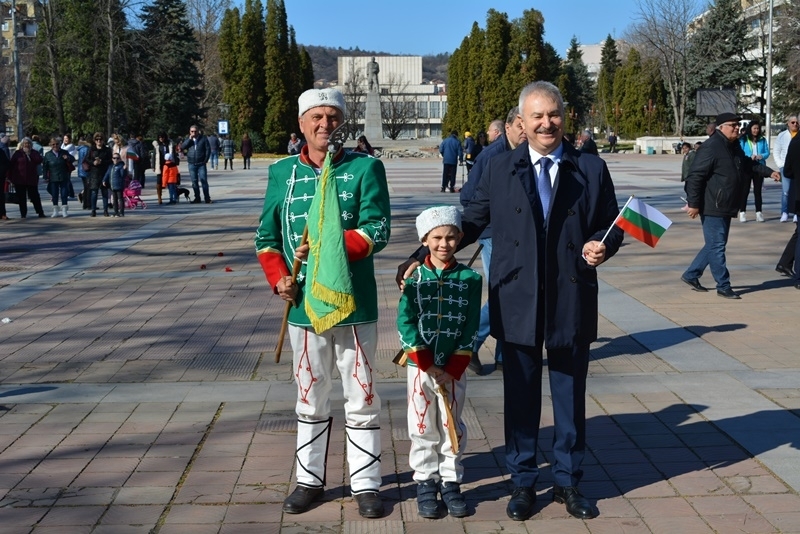 Стотици граждани се събраха днес на центъра на Монтана да