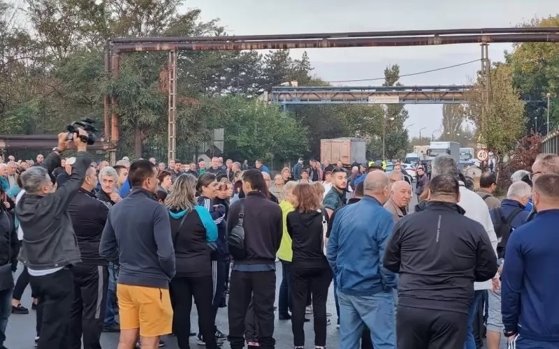 Километрични опашки се извиха по магистрали проходи и други пътни