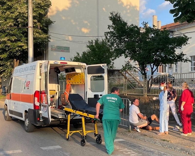 Кола е блъснала жена на пешеходна пътека във Враца съобщиха