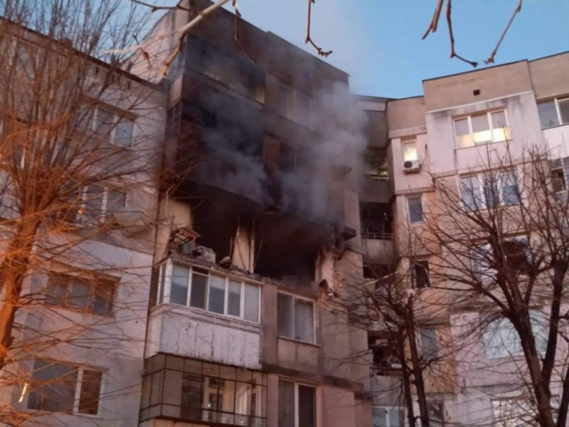 Силен взрив разтърси жилищен блок във Варна. На място има