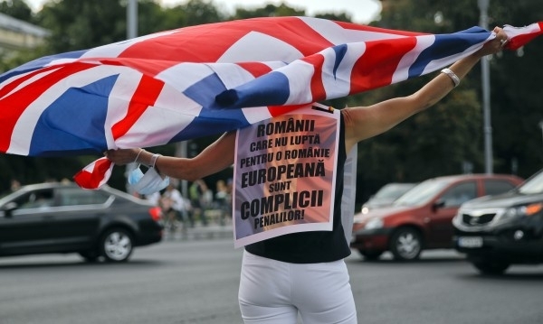 Стотици румънци снощи отново протестираха в столицата Букурещ срещу корупцията